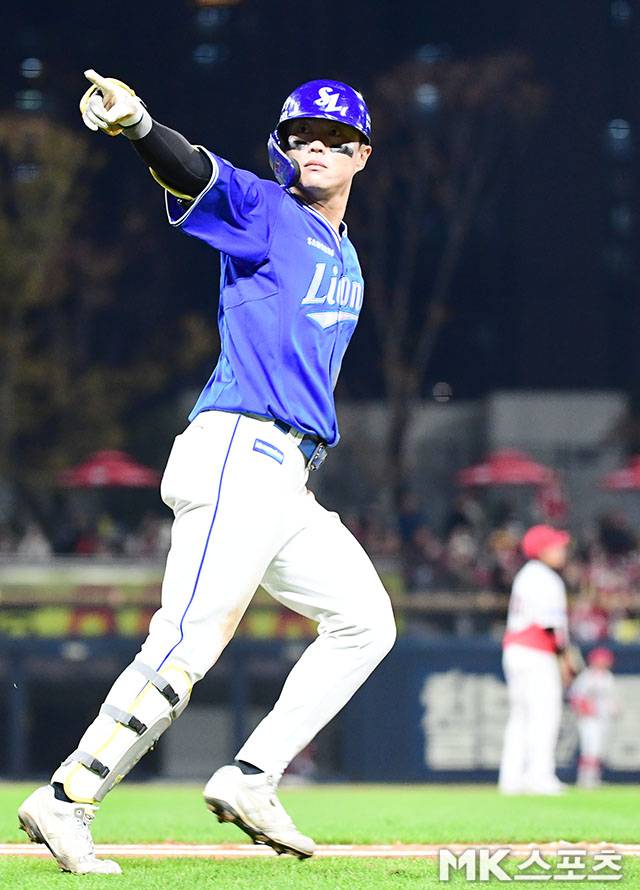 29일 오후 광주-기아챔피언스필드에서 2026 신한 SOL KBO 포스트시즌(PS) 삼성 라이온즈와 KIA 타이거즈의 플레이오프(PO·5전3선승제) 3차전이 열렸다. 5회초 1사 1루에서 삼성 류지혁이 승부를 뒤집는 역전 투런홈런을 치고 환호하고 있다. 사진(광주)=김영구 기자