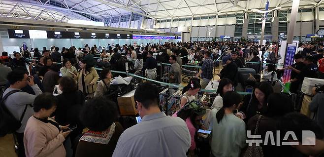 [인천공항=뉴시스] 전진환 기자 = 30일 인천국제공항에서 항공사들이 사용하는 네트워크와 발권시스템에 장애가 발생해 탑승 수속이 지연돼 이용객들이 발권을 위해 줄지어 서 있다.  2026.10.30. amin2@newsis.com