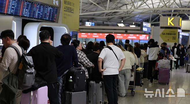 [인천공항=뉴시스] 전진환 기자 = 30일 인천국제공항에서 항공사들이 사용하는 네트워크와 발권시스템에 장애가 발생해 탑승 수속이 지연돼 이용객들이 발권을 위해 줄지어 서 있다.  2026.10.30. amin2@newsis.com