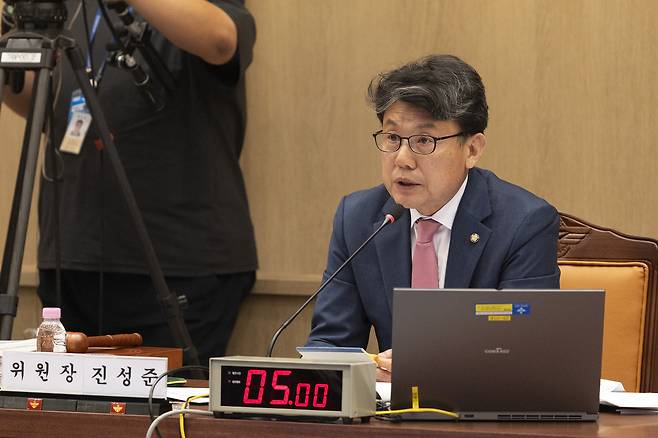 진성준 국방위원회 위원장이 지난 7일 서울 용산구 국방부에서 열린 국회 국방위원회 국정감사에서 강신철 국방장관에게 질의를 하고 있다. 국회사진기자단