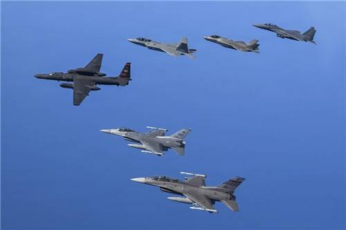 U-2 정찰기(가운데)와 KF-21 보라매(오른쪽 세번째) [미7공군 제공. DB 및 재판매 금지]