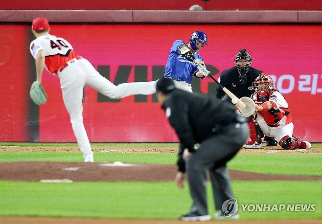 안타로 1점 올리는 류지혁 (전남광주=연합뉴스) 민현기 기자 = 30일 광주기아챔피언스필드에서 열린 프로야구 2026 포스트시즌 플레이오프 4차전 삼성 라이온즈와 KIA 타이거즈의 경기. 삼성 류지혁이 2회초 1사 1, 2루에 선취점을 올리는 안타를 때리고 있다. 2026.10.30 mhk0226@yna.co.kr