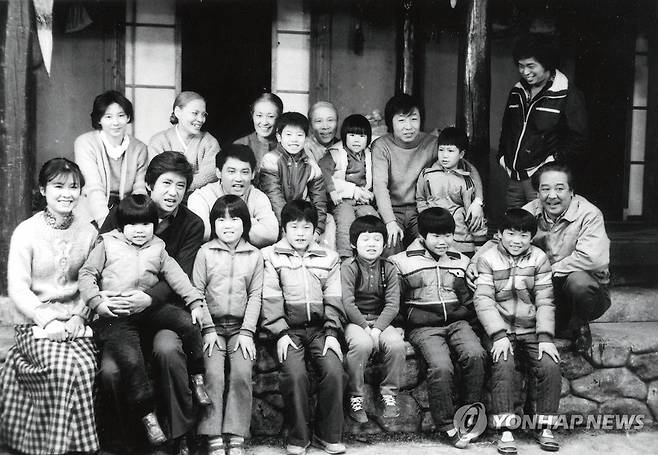 '전원일기' 출연진과 함께 기념 촬영하는 최불암 (서울=연합뉴스) 초록우산 전국후원회장으로 41년간 활동하며 국내외 소외 아동을 위한 나눔에 앞장선 고 최불암 배우.
    사진은 배우 최불암(오른쪽)이 국내 최장수 드라마 '전원일기' 출연진과 함께 기념 촬영하는 모습. 2026.10.30. [초록우산 제공. 재판매 및 DB 금지] photo@yna.co.kr