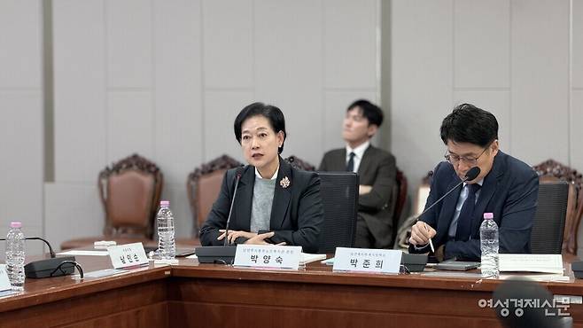 왼쪽부터 토론자 박양숙 남양주시동부노인복지관 관장과&nbsp;박준희 보건복지부 복지정책과 서기관 /김정수 기자