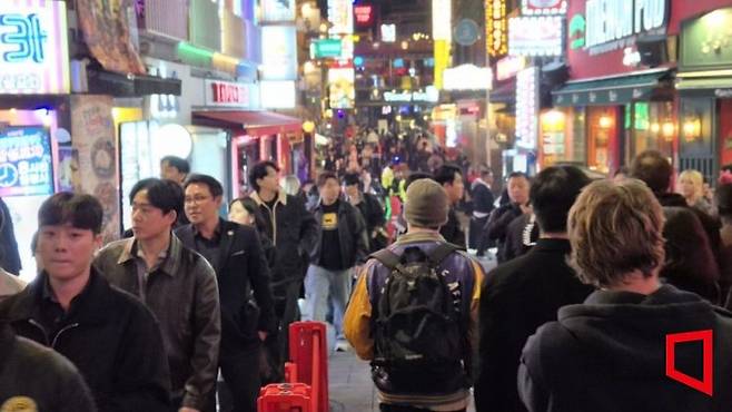 30일 오후 서울 용산구 이태원 세계음식문화거리에서 보행자들이 우측통행 지시를 따르고 있다. 오지은 기자