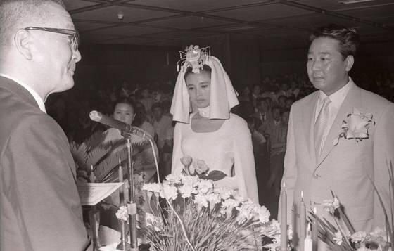 동료 배우 김민자와 결혼식. [중앙포토]
