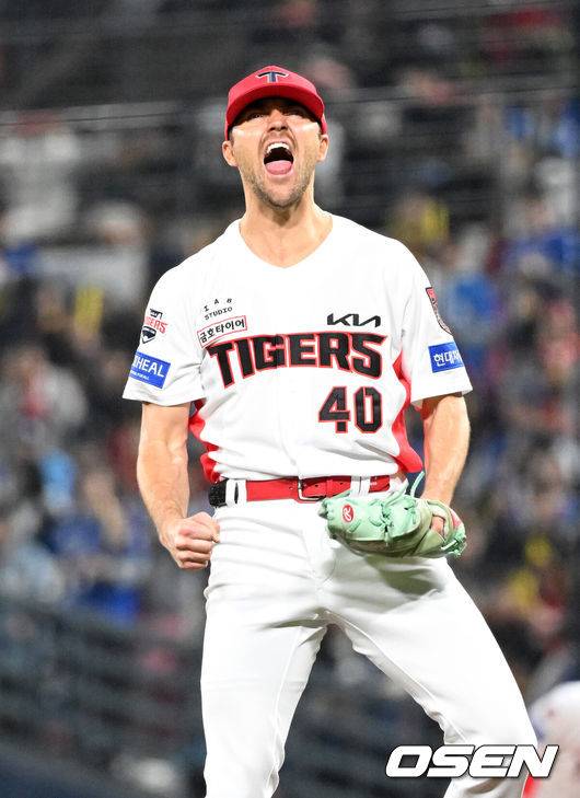 [OSEN=전남광주, 이대선 기자] 30일 광주-기아 챔피언스필드에서 2026 신한 SOL KBO 플레이오프 3차전 KIA 타이거즈와 삼성 라이온즈의 경기가 열렸다.KIA는 네일, 삼성은 페덱을 선발로 내세웠다.5회초 2사에서 KIA 네일이 삼성 구자욱을 삼진으로 처리하고 환호하고 있다. 2026.10.30 /sunday@osen.co.kr