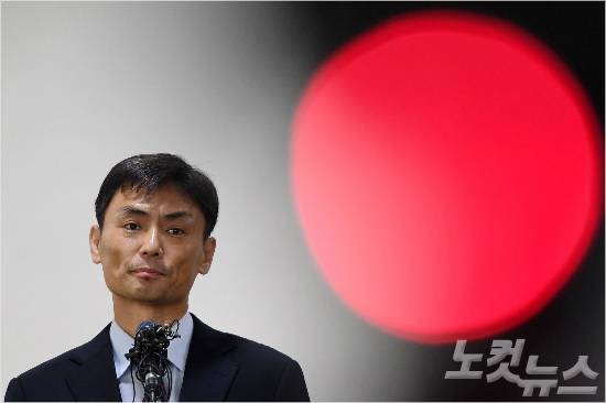 박성진 중소벤처기업부 장관 후보자가 지난 31일 오후 서울 여의도 중소기업중앙회에서 열린 최근 논란에 대한 해명 기자간담회에서 취재진의 질문을 듣고 있다. (사진=박종민 기자)