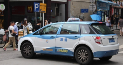 중국 남부 선전에 본사를 둔 BYD가 생산한 전기 택시가 선전 시내를 달리고 있다./선전=오광진 특파원