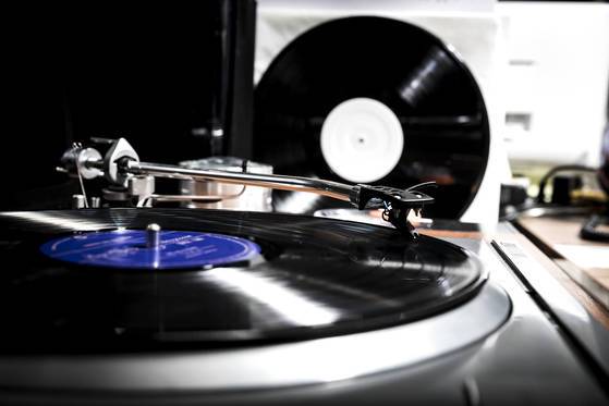 디지털 음원으로 음악을 들어버릇한 요즘 아이들은 이 LP판을 보면 의아해할지도 모른다. 그들에게 레코드판의 가는 선에 음악이 숨어있다는 것을 알려주는 것이 하종욱 대표의 일이다. 우상조 기자