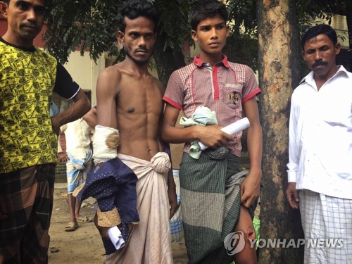 미얀마군의 발포로 총탄에 맞아 상처를 입은 로힝야족 남성들(가운데)이 취재진에게 자신의 상처를 보여주고 있다.
