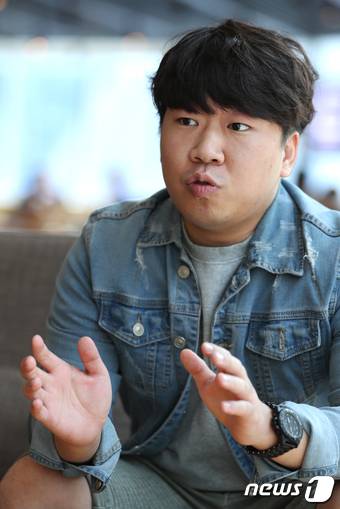 이환천 SNS시인이 12일 오전 서울 상암동에 위치한 카페에서 뉴스1과 인터뷰를 하고 있다. 2017.9.12/뉴스1 © News1 임준현 인턴기자