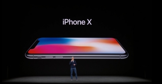 팀 쿡 애플 CEO(최고경영자)는 12일(현지시간) 미국 캘리포니아주 쿠퍼티노에 위치한 애플파크 내 스티브 잡스 시에터에서 열린 연례 제품발표회에서 아이폰 X를 선보이고 있다.