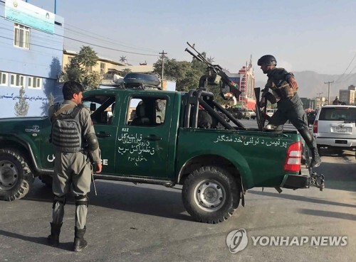 13일 아프가니스탄 수도 카불 크리켓경기장 밖에서 무장 경찰이 경계를 서고 있다.[AP=연합뉴스]