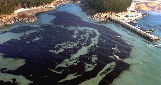 2007년 12월 태안 앞바다에서 발생한 허베이 스피리트호 기름유출 사고로 해안가에 새카만 기름띠가 퍼져 있는 모습. 충남도 제공