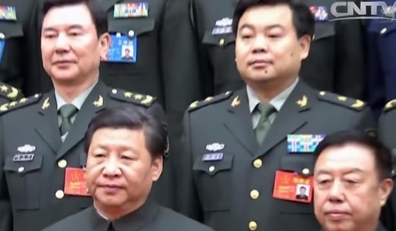 시진핑 군내 복심으로 불리는 중사오쥔(鍾紹軍·사진 위줄 오른쪽) 중앙군사위 판공청 주임이 시진핑 주석과 군개혁소조 성원들과 함께 기념 촬영을 하고 있다. [CC-TV 캡처]