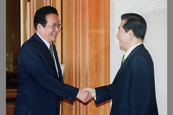 김대중 대통령(사진 오른쪽)이 2000년 9월 청와대를 방문한 김용순 북한 대남비서와 악수하고 있다. [중앙포토]