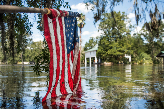 허리케인 ‘어마’에 직격탄을 맞은 미국 플로리다주의 미들버그시를 홍수가 집어 삼킨 모습. /미들버그=AFP연합뉴스