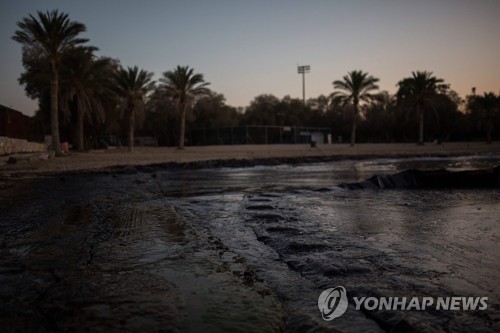 침몰된 유조선에서 흘러나온 기름띠로 오염된 그리스 아테네 인근 해변 [AFP=연합뉴스]