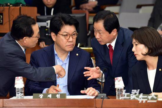 15일 오후 국회에서 열린 김명수 대법원장 후보자 심사경과 보고서 채택 논의를 위한 인사청문특별위원회 전체회의에서 자유한국당 주광덕 간사를 비롯한 의원들이 이야기를 하고 있다. (사진=윤창원 기자)