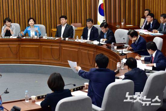 15일 오후 국회에서 열린 김명수 대법원장 후보자 심사경과 보고서 채택 논의를 위한 인사청문특별위원회 전체회의에서 더불어민주당 백혜련 의원과 자유한국당 장제원 의원이 설전을 주고받고 있다. (사진=윤창원 기자)