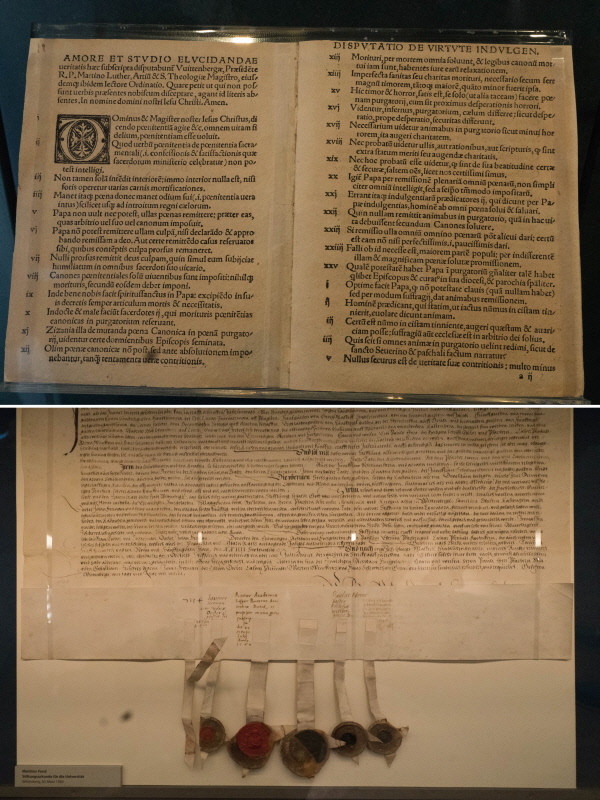 루터하우스에 전시된 면죄부(아래 사진)와 ‘95개조 반박문’.