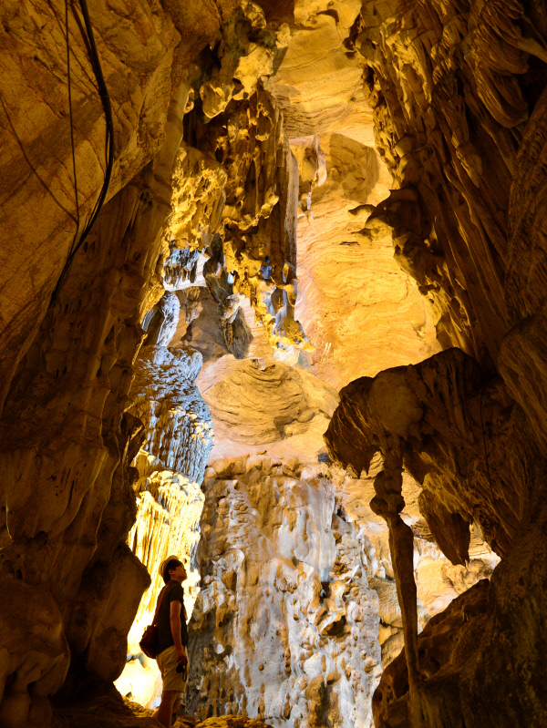 말레이시아의 이포에 있는 동굴 ‘켁록통’. 한자로는 ‘극락동(極樂洞)’이다. 종유석과 석순들이 가득한 동굴은 기기묘묘하다. 중국인들이 이 동굴에 불교사원을 세웠다.