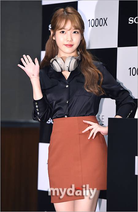 ▲ 아이유 '큰 옷 벗고 예쁘게 차려입었네'