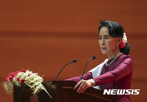 【네피도=AP/뉴시스】미얀마의 실질적인 최고 지도자인 아웅산 수지 국가자문역 및 외교장관이 19일 수도 네피도에서 로힝야 사태에 대해 TV 대국민 연설을 하고 있다. 2017.09.19