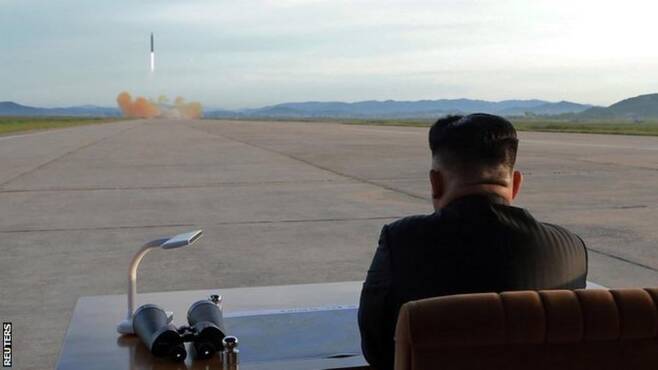 지난 15일 평양 순안공항에서 화성 12호 미사일 발사 장면을 지켜보는 김정은 위원장.