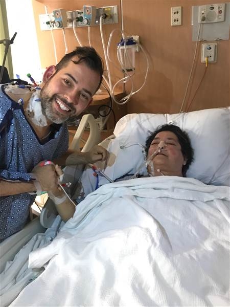 9월 6일 무사히 수술을 마친후, 브라이언이 의식을 회복중인 엄마의 손을 잡고 있다.