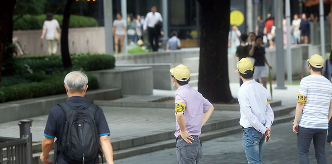 8월23일 을지훈련과 연계해 실시한 민방공대피훈련 당시 서울 광화문에서 시민들이 무관심하게 지나가고 있다.© 사진=연합뉴스