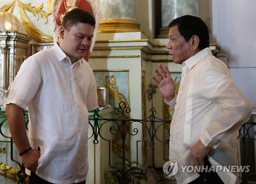 두테르테 필리핀 대통령(오른쪽)과 아들 파올로[EPA=연합뉴스 자료사진]