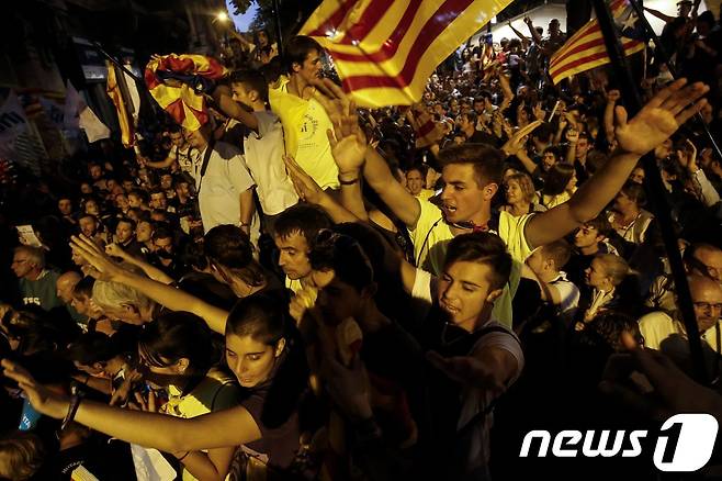 20일(현지시간) 밤 바르셀로나에서 카탈루냐 독립투표 지지 시위를 벌이는 시민들의 모습. © AFP=뉴스1
