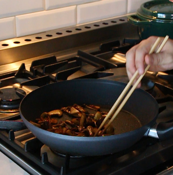 뜨거운 팬에 버섯을 넣고 빠르게 볶다가 발사믹 식초와 설탕으로 양념한다.