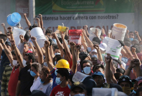 멕시코 멕시코시티 지진 구조 현장에 달려온 시민들이 잔해를 치우기 위한 플라스틱 버스킷과 ‘침묵하자’는 의미로 주먹을 위로 들어보이고 있다. 미구엘 앙헹 오소리오총 내무장관 트위터