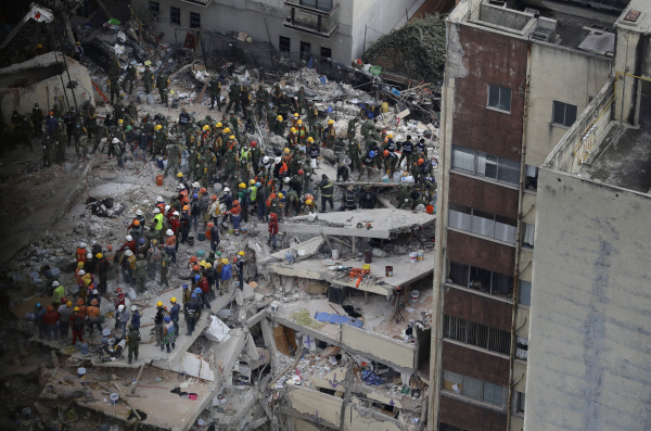 멕시코에서 규모 7.1 강진이 일어난 다음날인 20일(현지시간) 큰 피해를 입은 수도 멕시코시티의 델발레 지역의 한 건물이 붕괴돼 건물의 각 층이 납작하게 겹쳐져 있다. 멕시코시티|AP연합뉴스