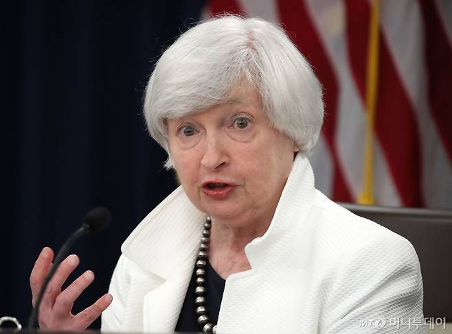 재닛 옐런 미국 연준 의장이 20일(현지시간) 워싱턴의 FOMC 정례회의가 끝난 후 기자회견을 하고 있다. FOMC는 예상대로 금리를 1.00~1.25%로 동결했으나 연내 총 세 차례 인상 전망은 그대로 유지해 12월에 금리인상 가능성을 예고했으며, 다음 달부터?양적긴축을 시작하겠다고 밝혔다. /AFPBBNews=뉴스1