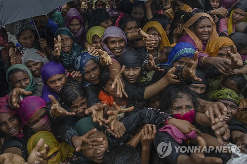 (발루칼리 난민수용소<방글라데시> AP=연합뉴스) 방글라데시로 도피한 로힝야족 난민 여성들이 18일 발루칼리 난민 수용소 인근에서 구호품을 차지하기 위해 구호차량 주변에 몰려들었다. 미얀마군과 로힝야족 반군의 유혈충돌로 지금까지 43만명의 난민이 국경을 넘어 방글라데시로 도피했다.