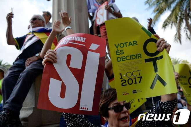 21일(현지시간) 스페인 바르셀로나에서 카탈루냐 분리독립을 지지하는 시민들이 이틀째 시위를 벌이고 있다. © AFP=뉴스1