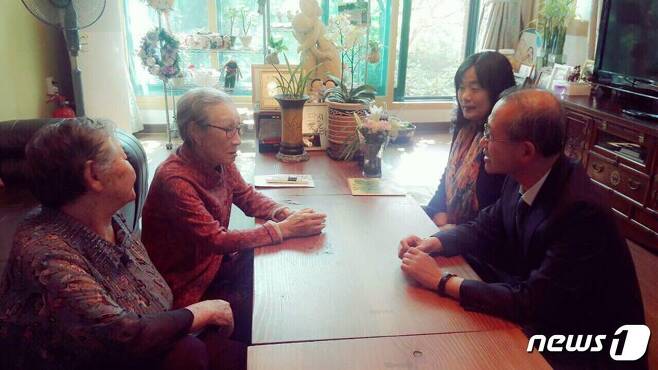 일본군 위안부 피해자 김복동 할머니(왼쪽에서 두번째)가 22일 명절을 맞아 할머니들의 쉼터 '평화의우리집'을 방문한 임성일 외교부 제1차관(오른쪽에서 첫번째)과 대화를 나누고 있다.© News1