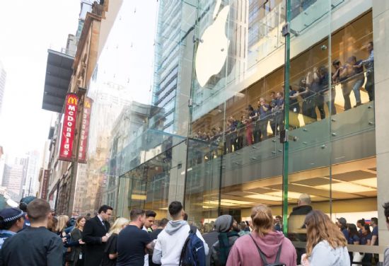 호주 시드니에 있는 애플 스토어 앞에 아이폰8과 아이폰8 플러스 출시를 기다리는 인파들이 몰려 있다. (사진=씨넷)
