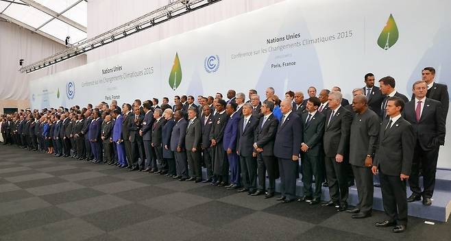 2015년 12월 파리기후변화협약을 위한 당사국 총회에 참석한 각국 정상들. 위키미디어 코먼스