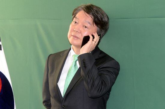 22일 오전 인천 남동구 국민의당 인천시당 대회의실에서 안철수 대표가 누군가와 통화를 하고 있다. 뉴시스