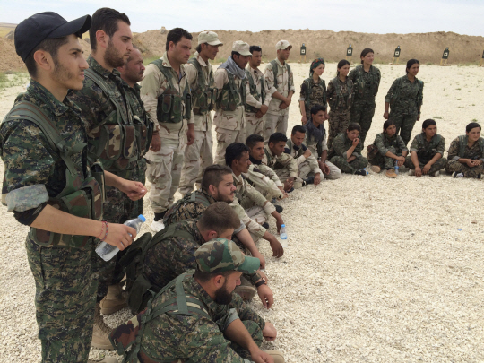 지난해 북부 시리아 한 사격장에서 이슬람국가(IS)와의 전투를 앞두고 훈련을 받고 있는 시리아민주군(SDF) 모습. 쿠르드족은 미국의 지원을 받는 SDF에 대거 참여해 있다. AP 연합뉴스