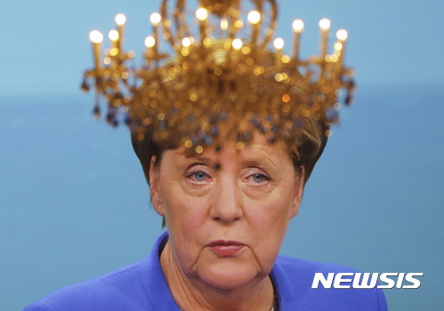 【 베를린=AP/뉴시스】앙겔라 메르켈 독일 총리가 3일(현지기간) 베를린에서 사민당의 마르틴 슐츠 당대표와 총선 TV 토론을 벌이는 동안 머리 위에 조명장치가 카메라에 잡혀 마치 왕관을 머리에 쓴 듯 보이고 있다. 2017.09.04