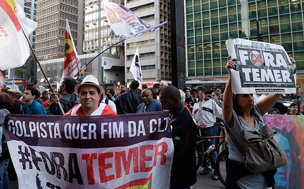 ⓒAP Photo 8월2일 상파울루 시내에서 시위자들이 테메르 대통령 퇴진을 요구하고 있다.