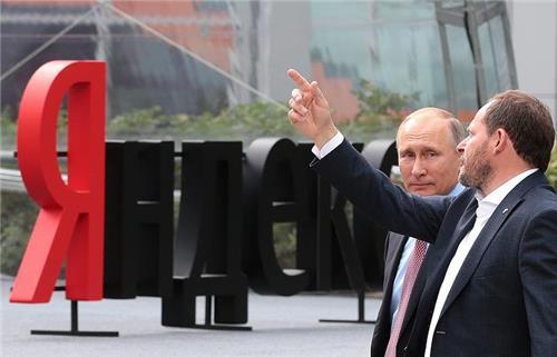 얀덱스사를 방문해 아르카디 볼로슈 대표와 대화를 나누는 푸틴 대통령(왼쪽) [타스=연합뉴스]