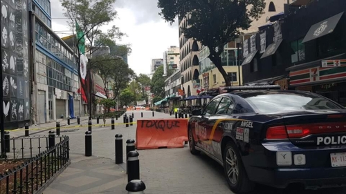 멕시코시티 한인타운에 있는 한 도로가 건물 붕괴 위험으로 출입이 통제되고 있는 모습 [연합뉴스]