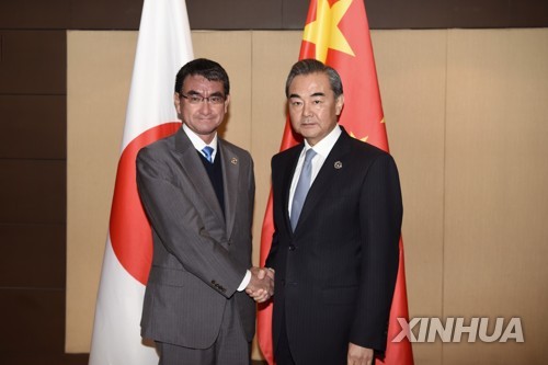 고노다로 일본 외상(왼쪽)과 왕이 중국 외교부장 [신화=연합뉴스 자료사진]